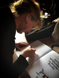 Die Autorin beim Signieren